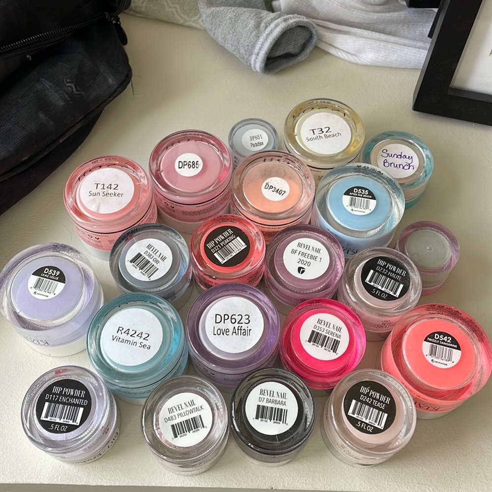 21 Dip powder colors in different sizes